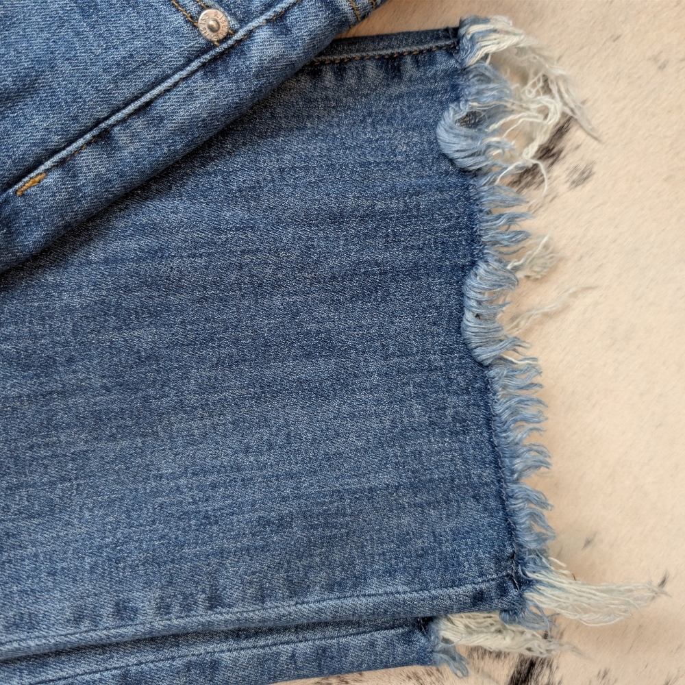 Risen High-Rise Frayed Hem Cropped Jeans - Picture 4 of 6